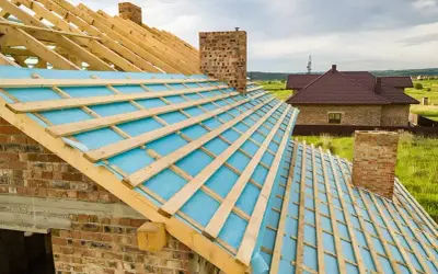 Jakie krokwie pod dachówkę? Kluczowe wymiary dla stabilności dachu