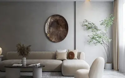 Salon w stylu japońskim skandynawskim. Jasna sofa, okrągły stolik, dekoracyjna taca na ścianie i drzewko bonsai tworzą harmonię.