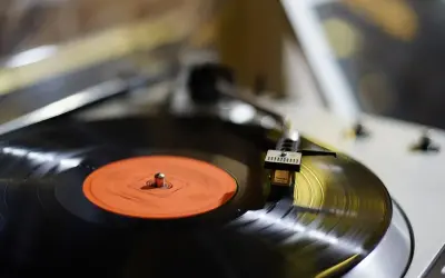 Gramofon odtwarza płytę winylową. Czy to brzmienie indie pop, co to?