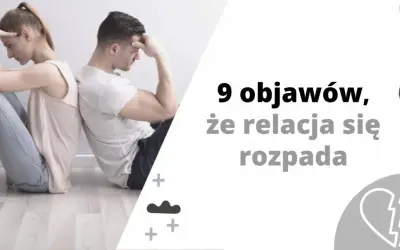 Para siedzi plecami do siebie, smutna, jakby osoba w depresji wycofywała się ze związku. Tekst: "9 objawów, że relacja się rozpada".