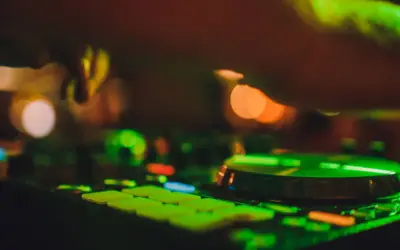 DJ na wesele: Kluczowe pytania, które musisz zadać przed rezerwacją