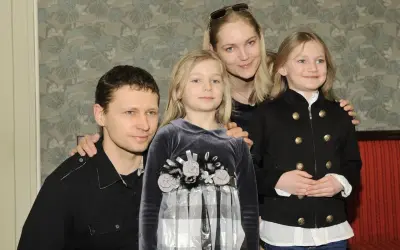 Dominika Chorosińska z rodziną. Uśmiechnięty mężczyzna, kobieta i dwie dziewczynki pozują do zdjęcia.