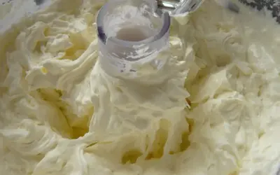 Crème onctueuse prête pour une recette glace mascarpone sans sorbetière. Une fourchette est visible, signe de préparation maison.