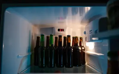 Bottiglie di birra in un frigorifero a 6°C. Quanto tempo ci vuole per raffreddare la birra in freezer? Meglio in frigo!
