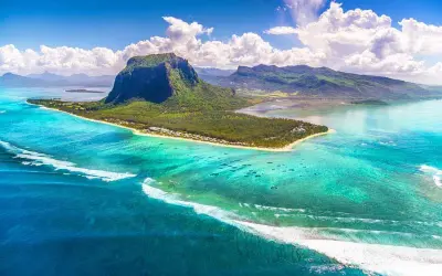 Piękna plaża i góra Le Morne na Mauritiusie. Idealna pogoda w listopadzie, turkusowa woda i białe fale.