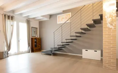 Moderna scala a sbalzo, con gradini scuri e corrimano in metallo. Soluzioni per chi cerca un design audace.