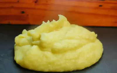 Un soffice cumulo di pure di patate, cremoso e invitante, pronto per essere gustato.