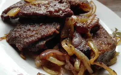 Smażona wątróbka wieprzowa z cebulką, idealna na szybki obiad. Ten przepis na wątróbkę wieprzową jest prosty i pyszny.