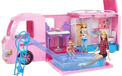 Różowy kamper dla lalek Barbie z basenem, zjeżdżalnią i trzema lalkami.