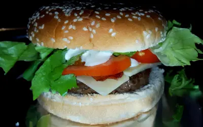 Sos serowy cheddar do burgerów: przepis, który odmieni Twoje danie!