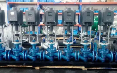 Une rangée de robinets pneumatiques bleus avec des boîtiers gris numériques. Ils sont prêts pour l'installation industrielle.