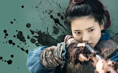 Kim Tae-ri jako Go Ae-shin w "Mr. Sunshine" z karabinem w ręku, gotowa do strzału.