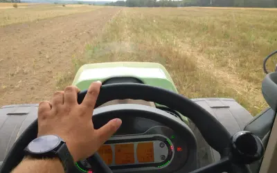 Ruszam traktorem na pole, by zdążyć z arimr termin wywozu obornika. W kabinie czuć zapach ziemi i słońca.