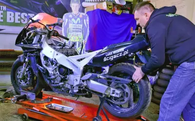 Mężczyzna przy motocyklu sportowym, który nie reaguje po przekręceniu kluczyka.