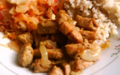 Klasyczny gyros przepis: soczyste kawałki mięsa z cebulką, kasza i surówka z kapusty. Pyszny obiad!