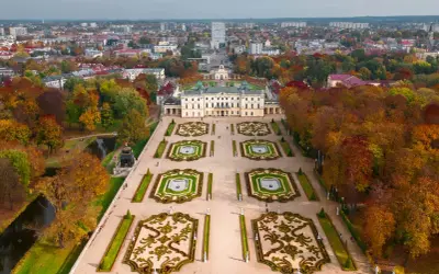 Pałac Branickich w jesiennej odsłonie, z barwnymi drzewami i geometrycznymi ogrodami. To serce Białegostoku, stare miasto w pełnej krasie.