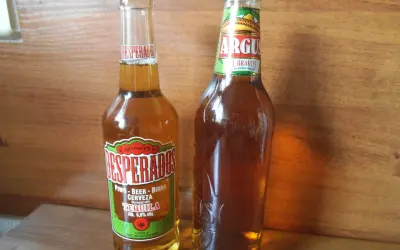 Dwie butelki piwa: Desperados z tequilą i Argus El Bravos.