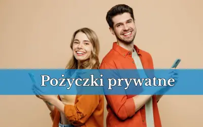 Uśmiechnięci młodzi ludzie z telefonami w rękach. Napis na niebieskim tle: "Pożyczki prywatne".