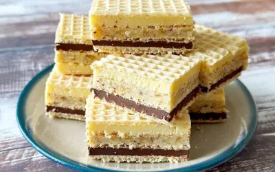 Stary przepis na wafle z kremem czekoladowym i orzechami. Pyszne, domowe ciasto.