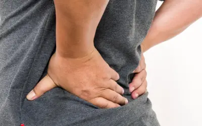 Person med ryggsmärta, en möjlig biverkning av citalopram.