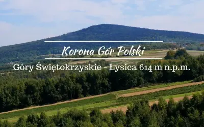 Łysica, najwyższy szczyt Gór Świętokrzyskich, wznosi się majestatycznie na tle błękitnego nieba.