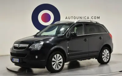Opel Antara nera, un SUV spazioso. Non si notano particolari difetti evidenti in questa immagine.