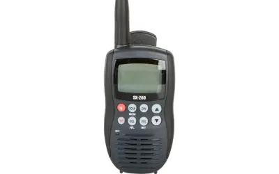 Radio blu marine SX-200, prêt pour la communication en mer.