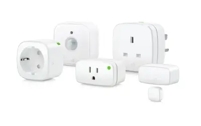 Ensemble d'appareils intelligents Eve, incluant des prises, un détecteur de mouvement et des capteurs pour une maison connectée.