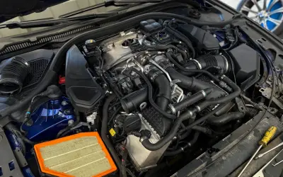 Silnik BMW z nowym filtrem powietrza. Czy części do BMW są drogie? Zależy od części, ale ten filtr to niewielki wydatek.