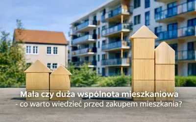 Drewniane klocki w kształcie domów przed budynkiem mieszkalnym. Mała czy duża wspólnota mieszkaniowa – co warto wiedzieć przed zakupem mieszkania?