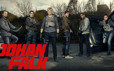 Johan Falk skådespelare och hans team redo för action. Polisutrustning och vapen syns tydligt.