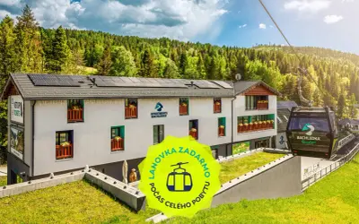 Apartamenty Bachledka Słowacja z kolejką linową w tle. Zielony neon informuje o darmowej kolejce podczas całego pobytu.