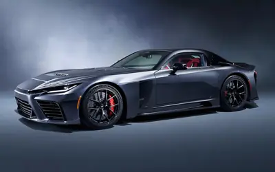 Ciemnoszara Toyota GR Supra MK5 z czerwonym wnętrzem, na tle studyjnym.