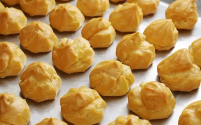 Une fournée de **meilleur choux à la crème** dorés et prêts à être garnir. Parfait pour un dessert gourmand.