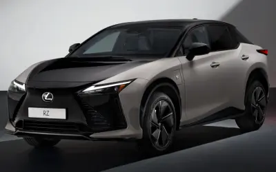 Elegancki, dwukolorowy Lexus RZ z czarną maską i dachem, prezentuje nowoczesny design i elektryczną moc.