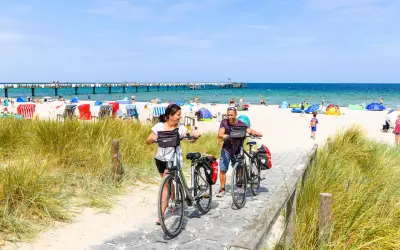 Ein Paar genießt eine Radtour an der Ostsee. Perfekt für Radtouren und Sternfahrten in Deutschland.