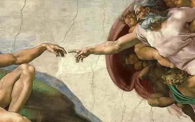 Boska dłoń niemal dotyka palca Adama. Wokół Boga unoszą się aniołowie, jakby mityczne stworzenia zstąpiły z nieba.