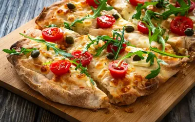 Pyszna pinsa z pomidorkami, rukolą i mozzarellą. Idealny przepis na domową pinsę.
