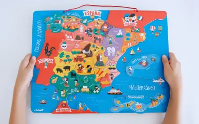 Un rompecabezas de España con ilustraciones divertidas, ideal para niños. ¡Juegos para aprender las provincias de España de forma amena!