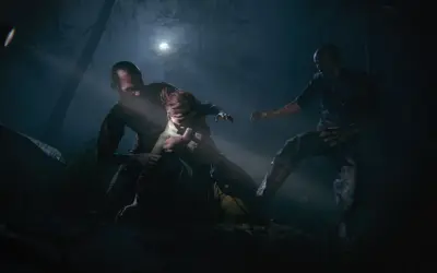 Mroczna scena z Outlast 2. Dwóch mężczyzn atakuje kobietę w lesie. Sprawdź wymagania Outlast 2, by uniknąć takich sytuacji!