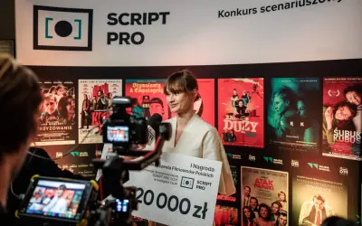 Kobieta z nagrodą 20 000 zł na tle plakatów filmowych. To może być początek prawdziwej historii kradzieży scenariusza do najbardziej oczekiwanego filmu roku.