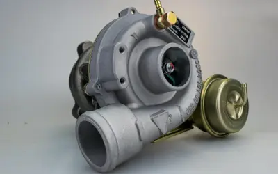 Turbosprężarka samochodowa. Gdy zastanawiasz się, jak sprawdzić czy turbina bierze olej, zwróć uwagę na jej budowę i potencjalne wycieki.