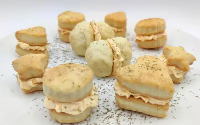 Piccoli panini a forma di cuore e stella, farciti con crema salata, perfetti per una colazione salata.