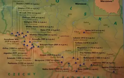 Mapa Polski z zaznaczonymi szczytami, w tym Rysy, Babia Góra i Śnieżnik, tworzącymi korona gór Polski.