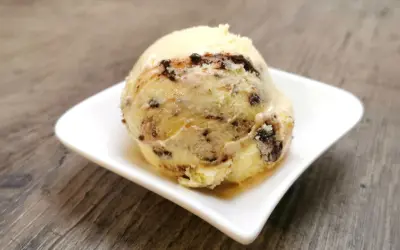 Ein Löffel cremiges Cookies Eis mit Schokoladenstückchen, perfekt für ein selbstgemachtes Eis Rezept.