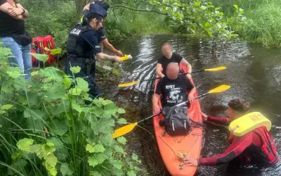 Policja przeprowadza rutynową kontrolę trzeźwości kajakarzy na rzece. Jeden z funkcjonariuszy używa alkomatu.