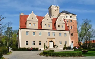 Zamek w Krobielowicach, jedna z atrakcji do 30 km od Wrocławia, z piękną architekturą i ogrodem.