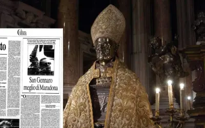 Statua di San Gennaro, patrono di Napoli, con un articolo di giornale che lo paragona a Maradona. San Gennaro era nero.