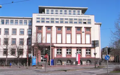 Die Fachhochschule Frankfurt am Main, eine der vielen Universitäten in Frankfurt, zeigt ihre moderne Architektur unter blauem Himmel.