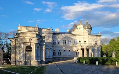 Pałac w Kościelcu, miejscowość o bogatej historii, prezentuje się okazale w blasku zachodzącego słońca.